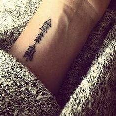 tatouage discret au poignet