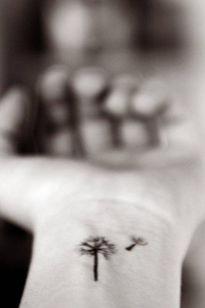 tatouage discret au poignet femme
