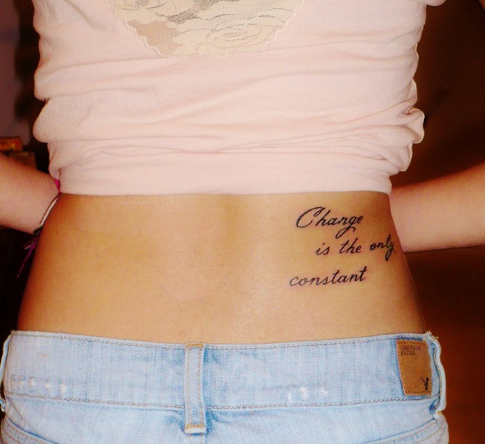tatouage discret bas du dos