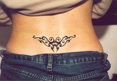 tatouage discret bas du dos
