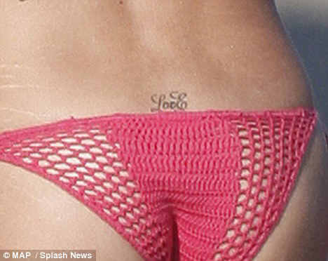 tatouage discret bas du dos