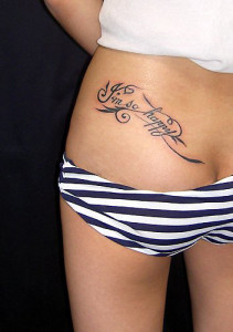 tatouage discret bas du dos