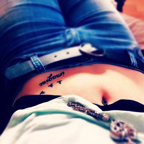tatouage discret bas du ventre