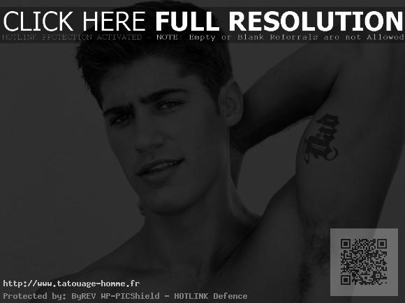 Tatouage discret biceps