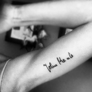 tatouage discret biceps