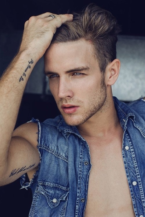 tatouage discret bras homme