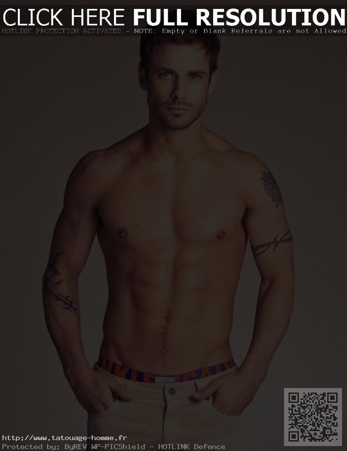 tatouage discret bras homme