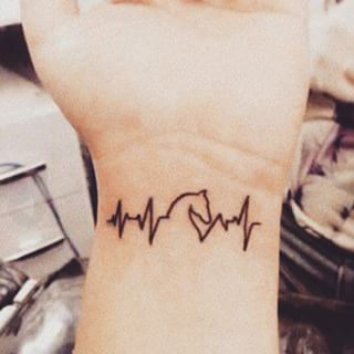 tatouage discret cheval