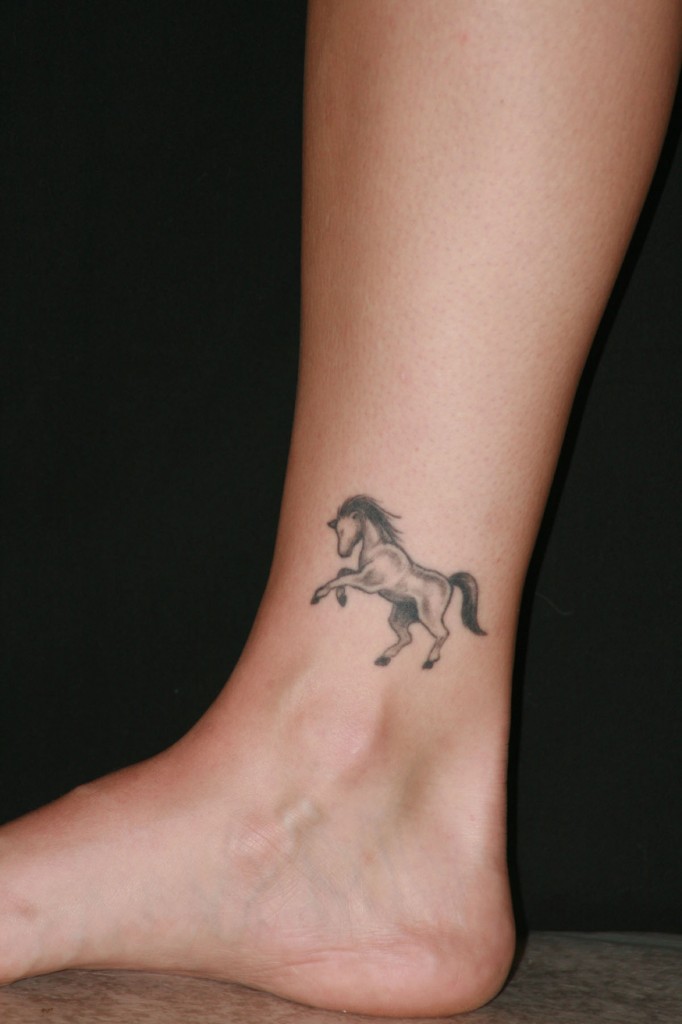 tatouage discret cheville