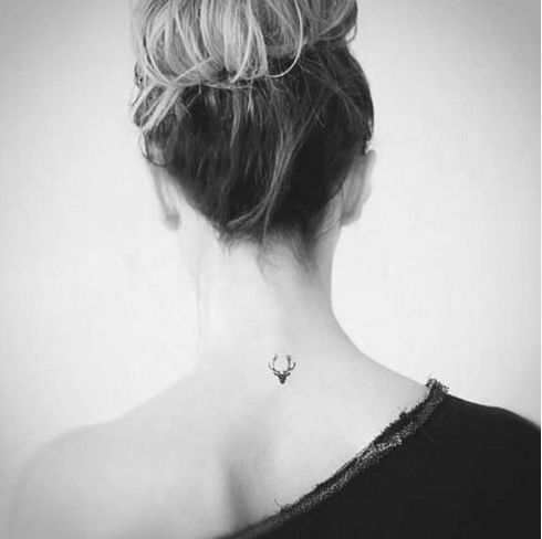 tatouage discret dans le cou