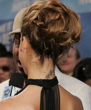 tatouage discret dans le cou