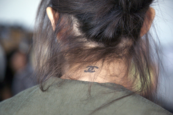 tatouage discret dans le cou