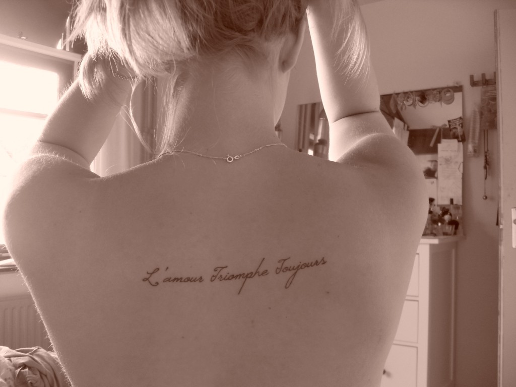 tatouage discret dans le dos