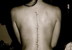tatouage discret dos femme