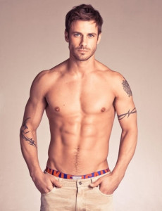 tatouage discret dos homme