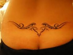 tatouage discret en bas du dos
