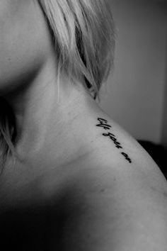 tatouage discret épaule