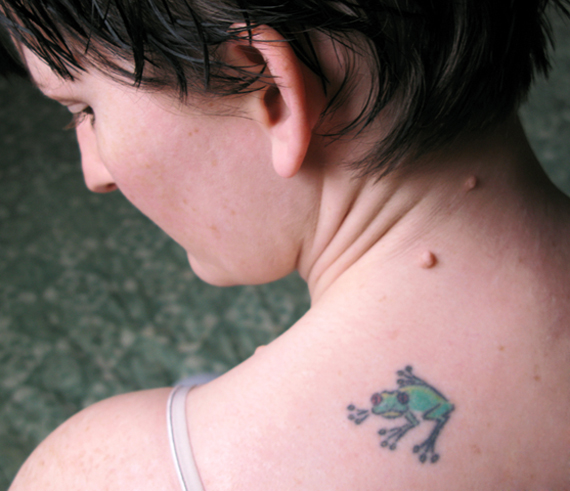 tatouage discret épaule femme