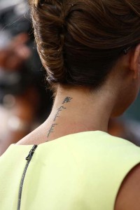 tatouage discret femme cou