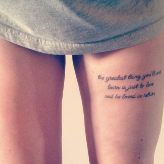 tatouage discret femme cuisse