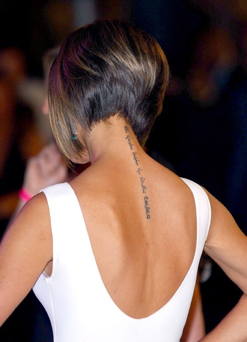 tatouage discret femme nuque