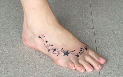 tatouage discret femme pied