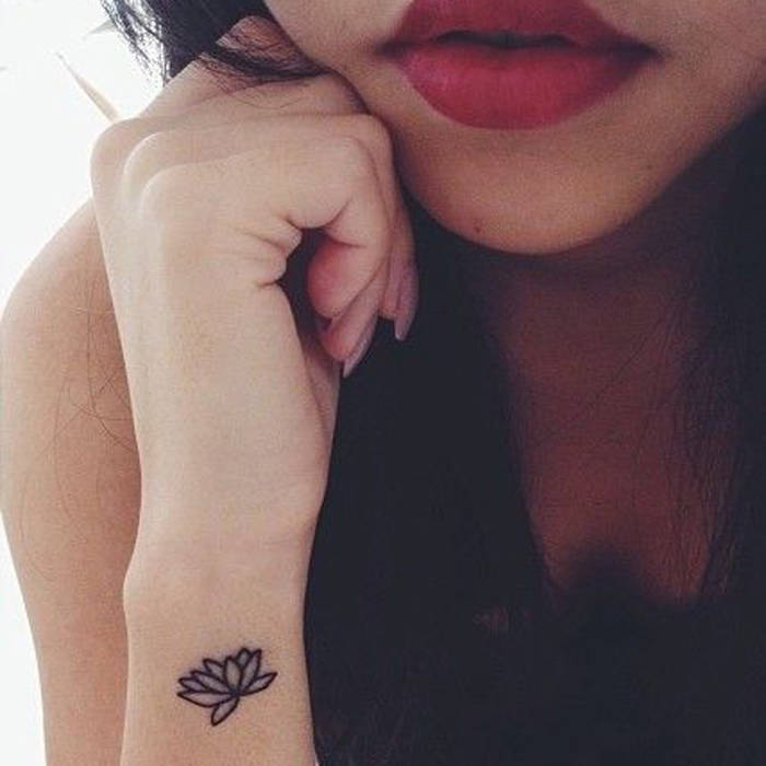 tatouage discret fleur
