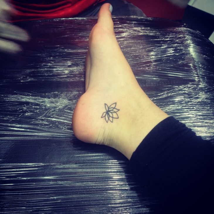 tatouage discret fleur