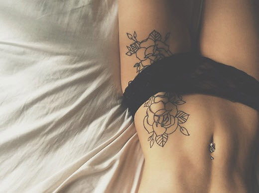 tatouage discret hanche femme