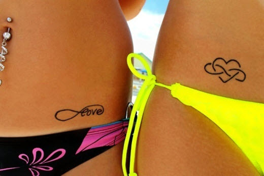tatouage discret hanche femme