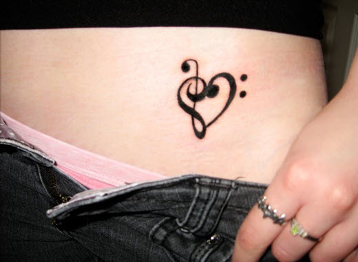 tatouage discret hanche femme
