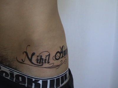 tatouage discret hanche femme