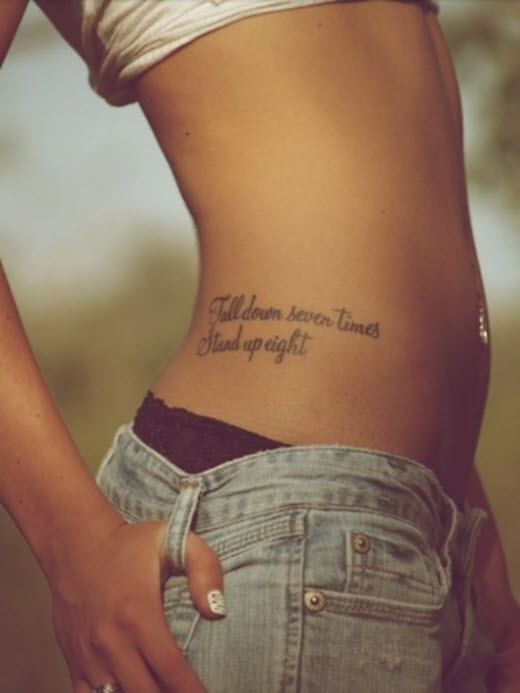 tatouage discret hanche femme