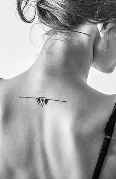 tatouage discret haut dos