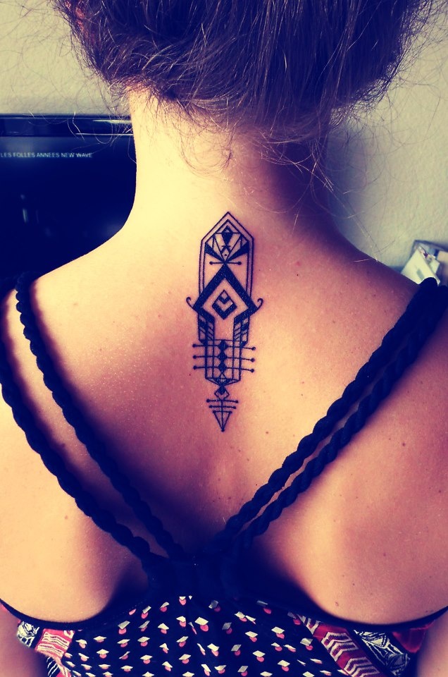 tatouage discret haut dos
