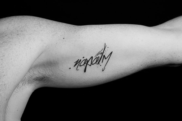 tatouage discret homme bras