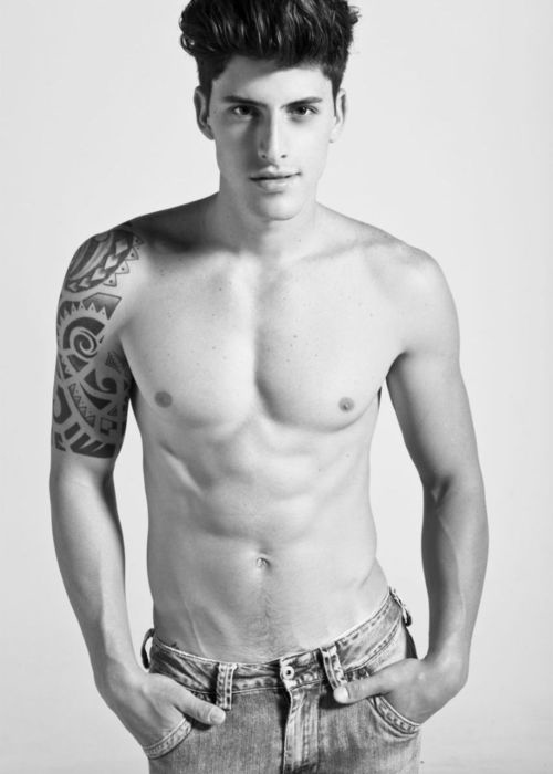 tatouage discret homme bras