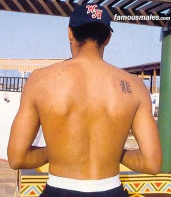 tatouage discret homme dos