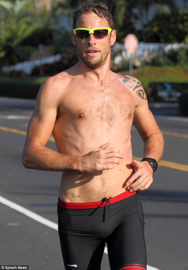 tatouage discret homme hanche