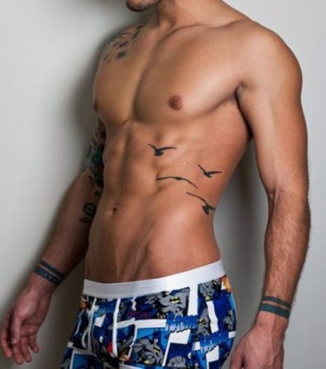 tatouage discret homme hanche