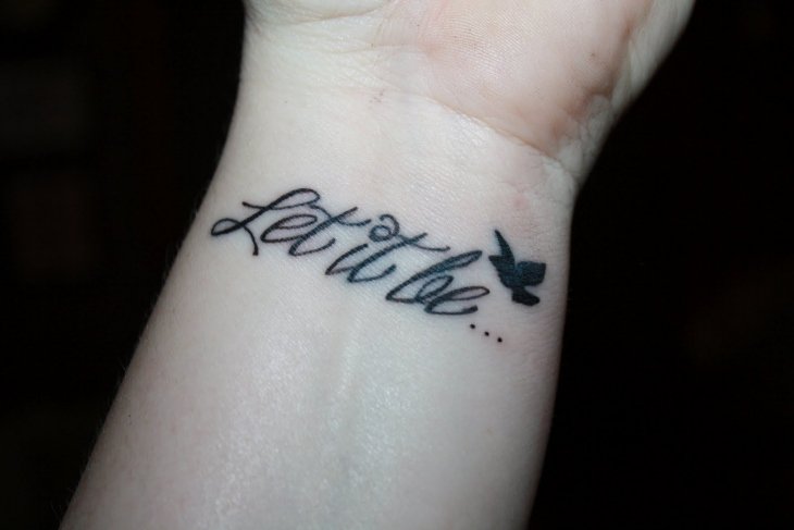tatouage discret homme poignet