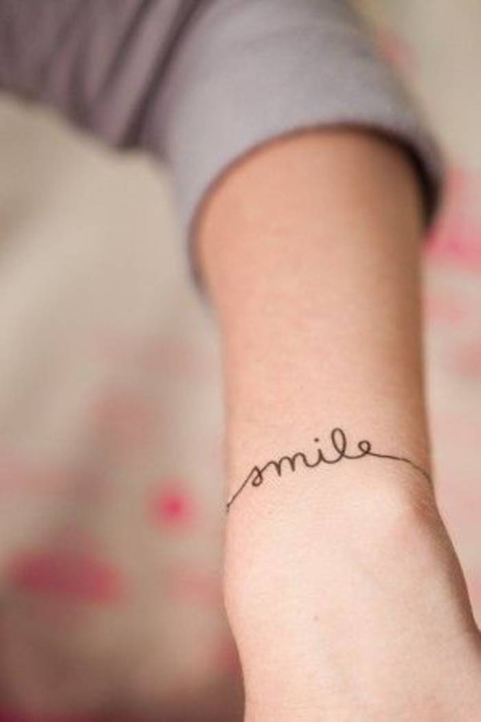 tatouage discret lettre
