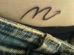 tatouage discret lettre