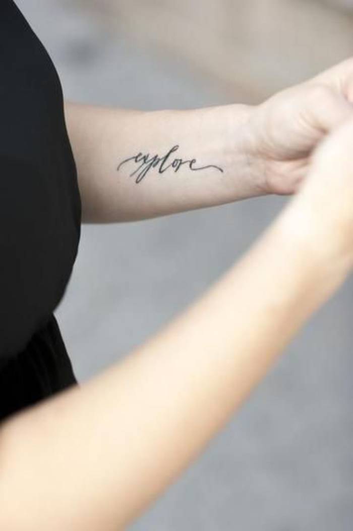 tatouage discret lettre