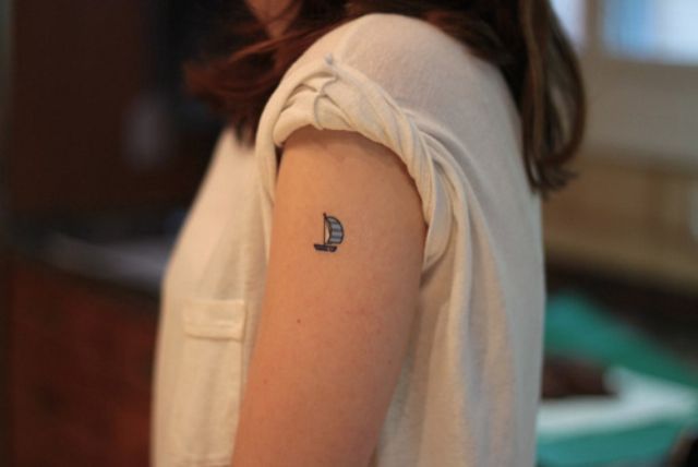 tatouage discret main