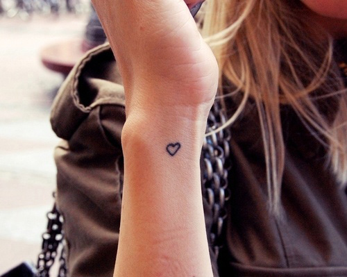 tatouage discret main