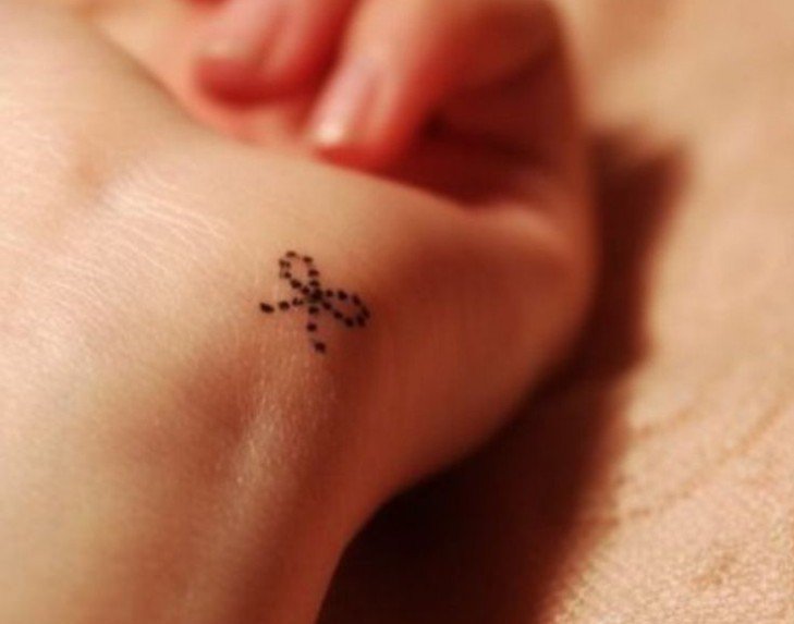 tatouage discret noeud