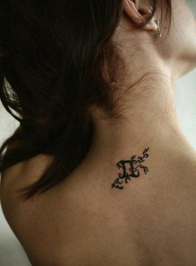 tatouage discret nuque homme