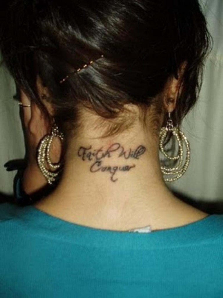 tatouage discret nuque homme