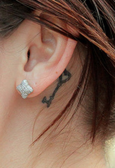 tatouage discret oreille